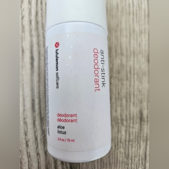 Lululemon anti-stink deodorant in aloe - Picture 3 of 3